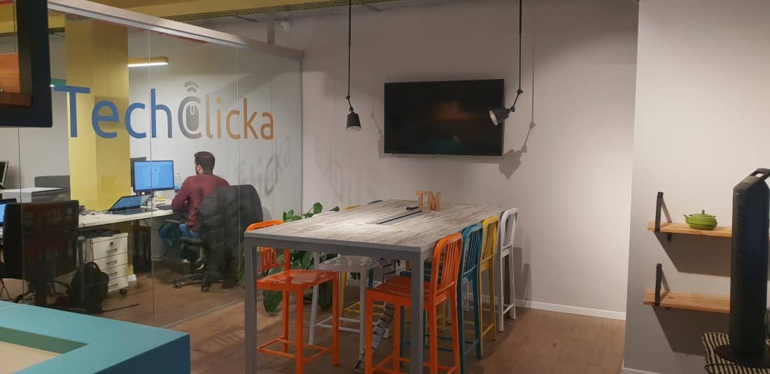 פינת ישיבה מעוצבת למשרדי TechClicka
