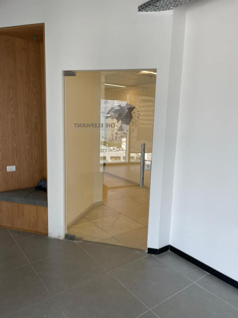 עיצוב דלתות כניסה למשרד